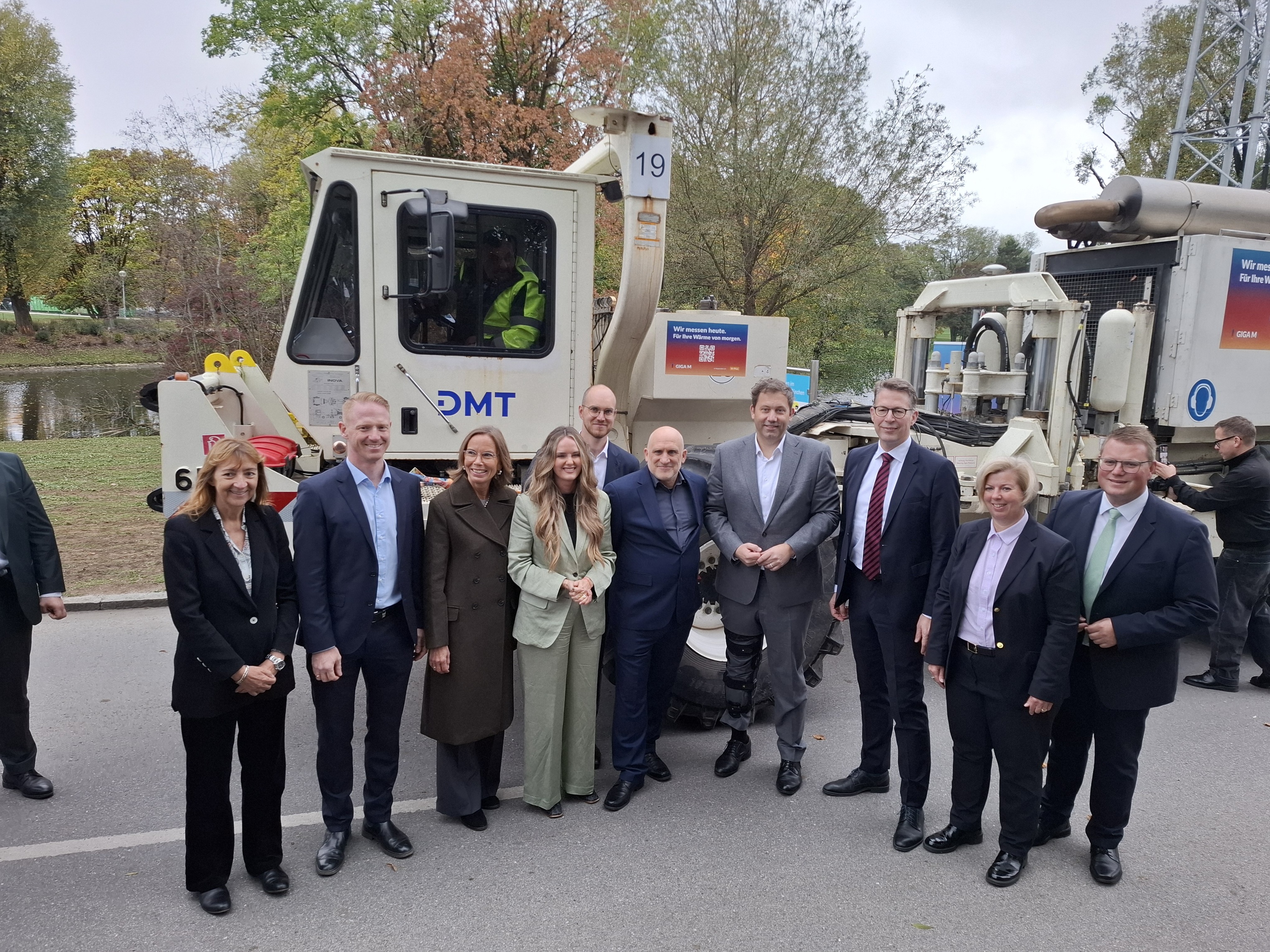 giga-m-gruppenbild-partner-politik